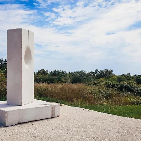 Mon Perin Castrum - Ivan Bale