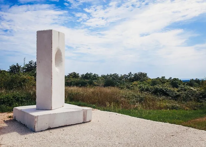 Mon Perin Castrum - Ivan Bale